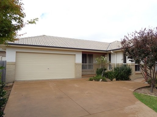 11 Stombuco Place, NSW 2580