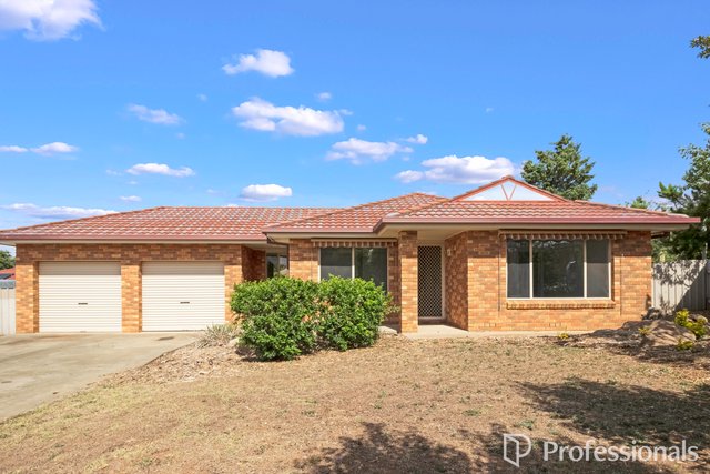 2 Chisholm Place, NSW 2650