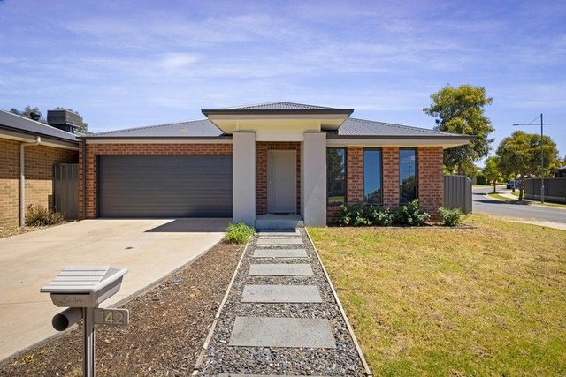 142 Stanton Drive, NSW 2640