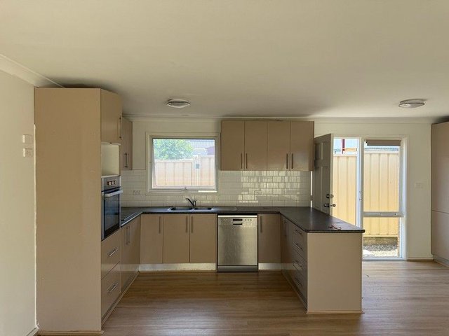 2/17 Carnation Avenue, NSW 2170