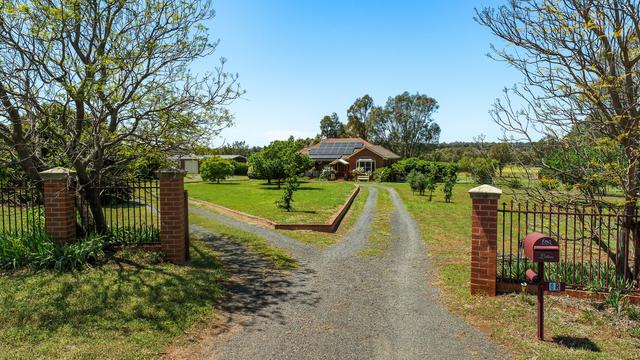 8R Debeaufort Drive, NSW 2830