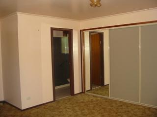 main bed to ensuite (2010-07-10)