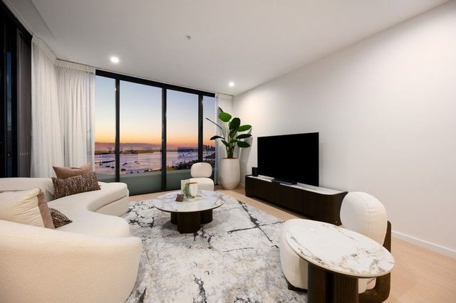 2002/180 Marine Parade, QLD 4215