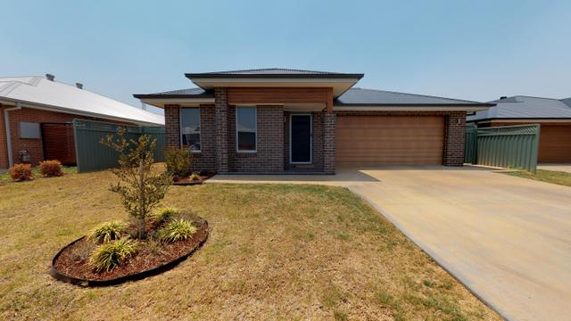 4 Waterfall Crescent, NSW 2830