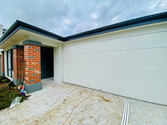 33 Lyrebird Square, WA 6066