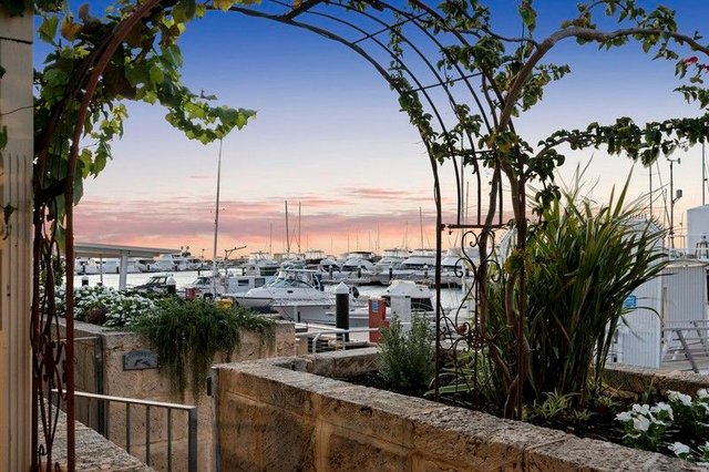 2/68 Southside Drive, WA 6025