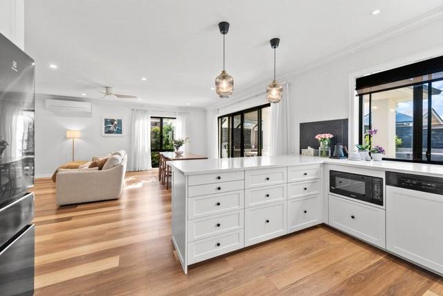 8 Faversham Street, QLD 4102