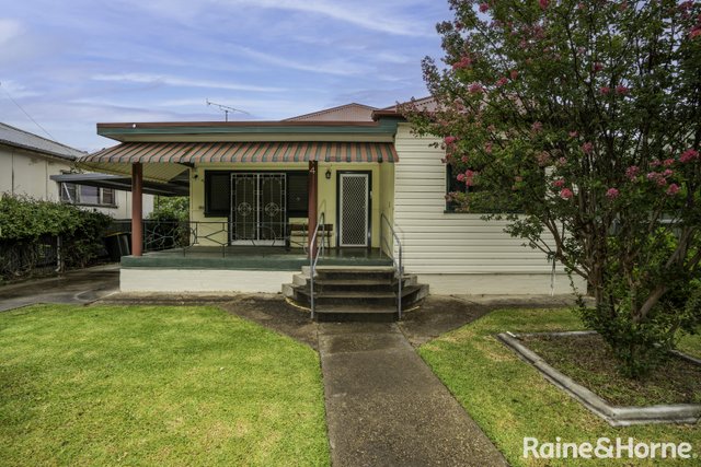 4 Small Street, NSW 2650