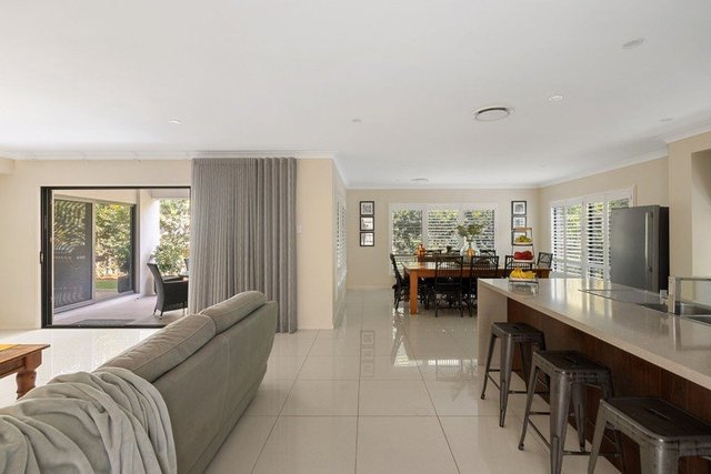 6 Palatial Court, QLD 4035