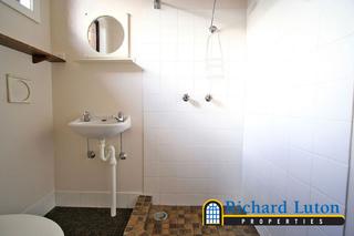 Flat Bathroom (2005-10-06)