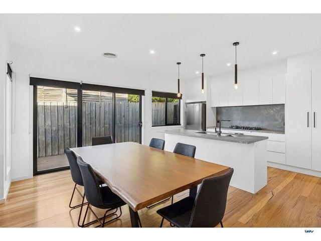 2/1 Emmy Court, VIC 3216