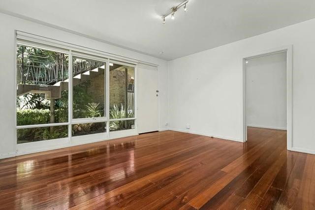 2/11a Pine Avenue, VIC 3184