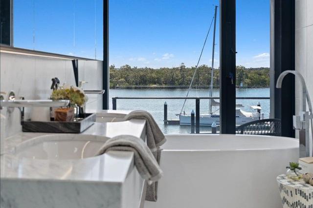 5/2 Marina Promenade, QLD 4216