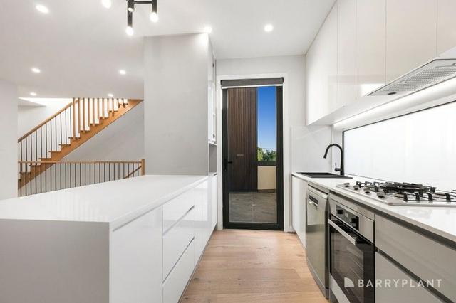 2/13 Montgomery Place, VIC 3105