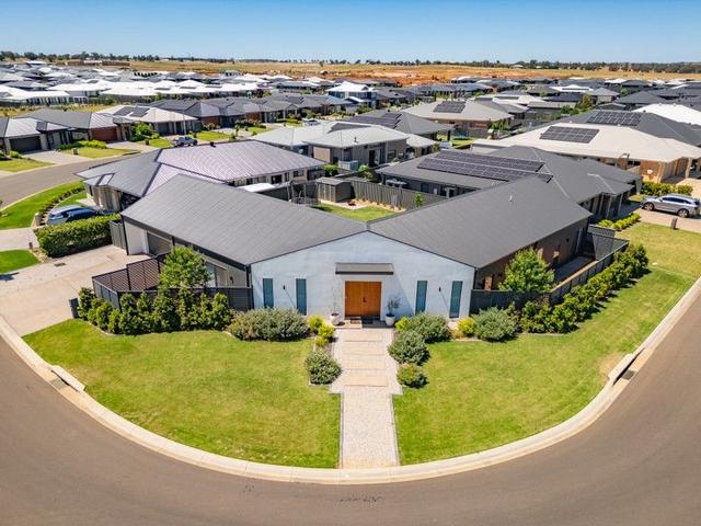 18 Waterway Crescent, NSW 2830