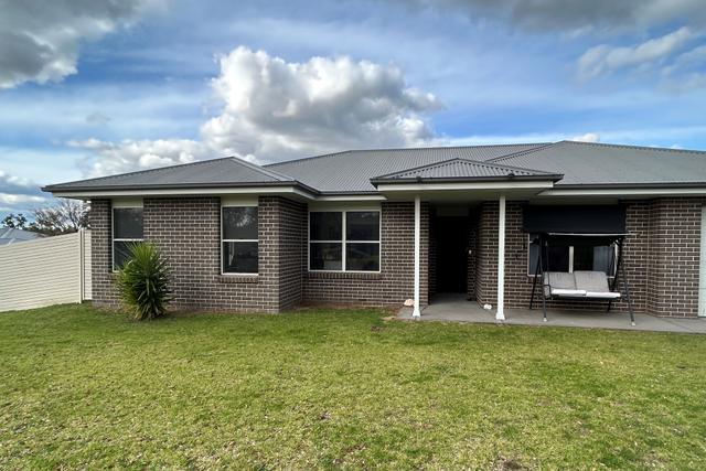 8a Charles Lester Place, NSW 2850