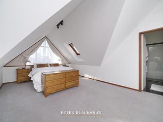 Bed 1 (loft)