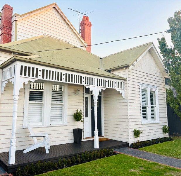 2 Holywood Grove, VIC 3163