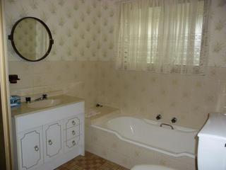 11 Bathroom (2012-08-21)