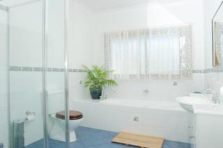 Main Bathroom (2006-11-25)