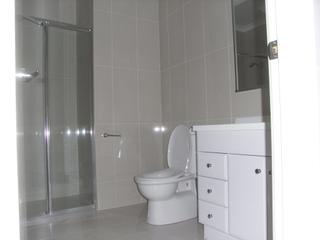 Bathroom (2012-05-16)