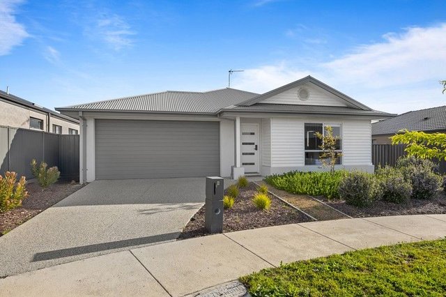 2/8 Warbler Court, VIC 3358