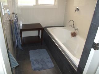 Bathroom (2017-04-10)