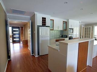 7 Tinarra Cl Kitchen2