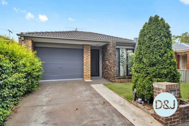 8 Mossman Dr, VIC 3977