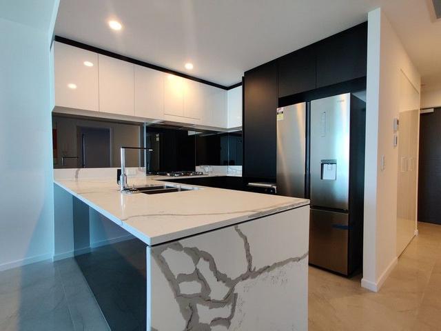5807/5 Harbour Side Court, QLD 4216