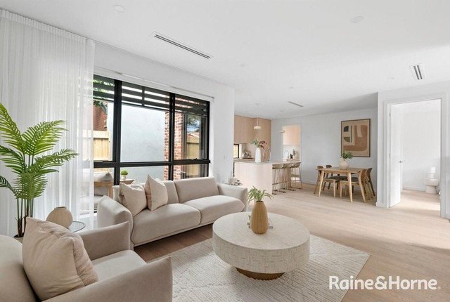 2/8 Arnold Street, VIC 3057