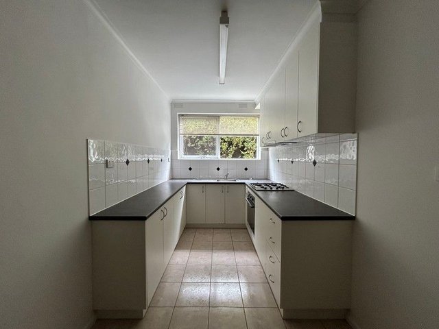 2/11 Truganini Road, VIC 3163