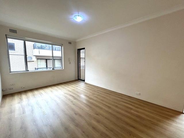 1/40 Duntroon  Street, NSW 2193