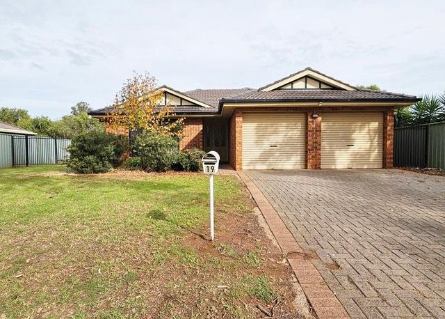 19 Castlereagh Avenue, NSW 2830