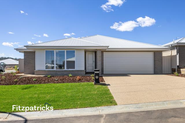 8 Sargood Way, NSW 2650