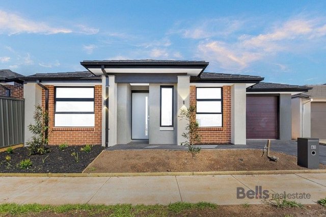 61 Adelong Boulevard, VIC 3338