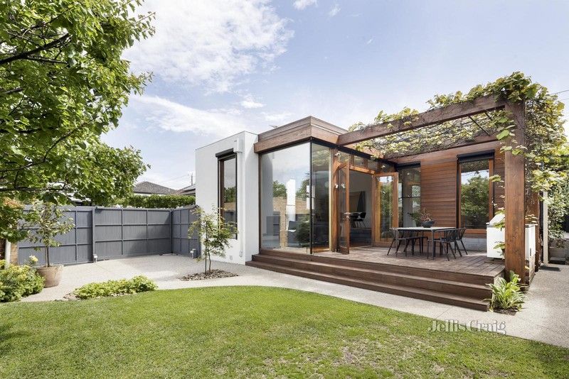 https://images.allhomes.com.au/property/photo/554cdb245a49f126e4c40afd98d911b8_hd.jpg