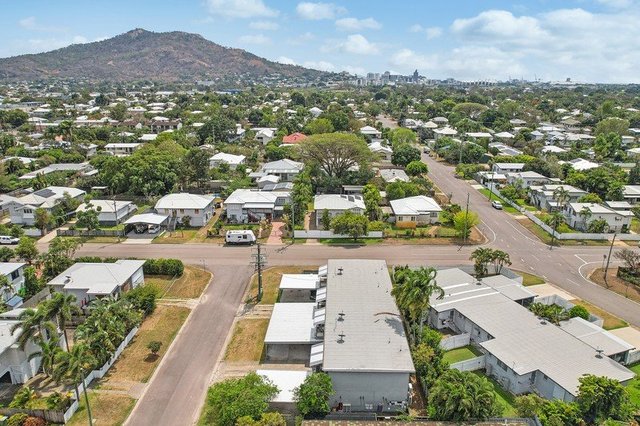 2/32 Carr Street, QLD 4812
