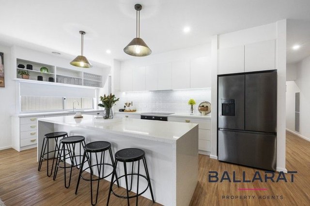 8 Hutchinson Drive, VIC 3350