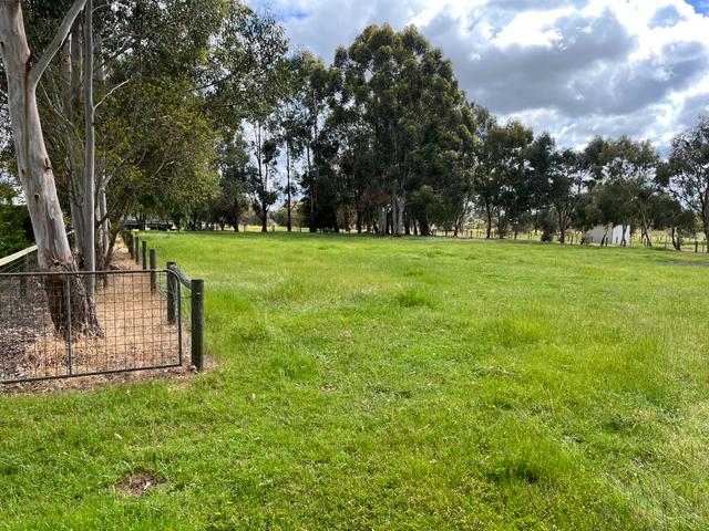 8 Botica Close, WA 6122