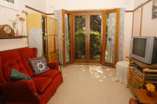 Lounge Room (2005-04-01)