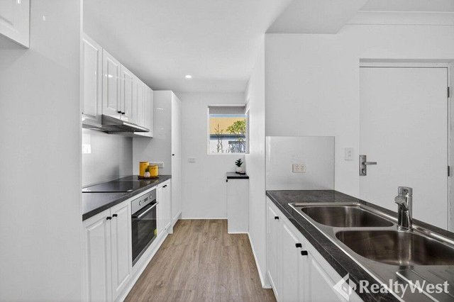 1/16 Burton Street, WA 6107