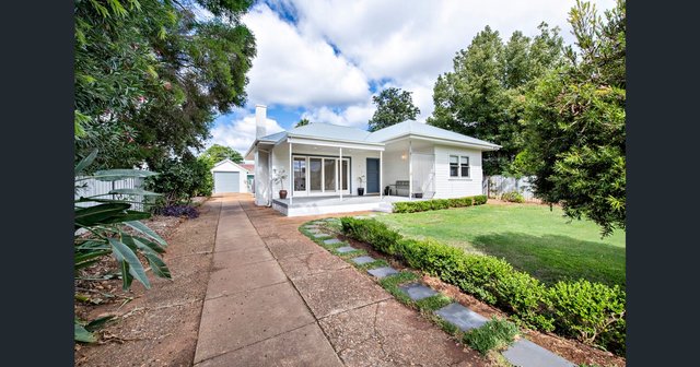 10 Trelanvean Street, NSW 2830