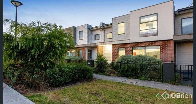 8 Jade Walk, VIC 3809