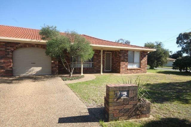 1/2 Magnolia Parade, NSW 2650
