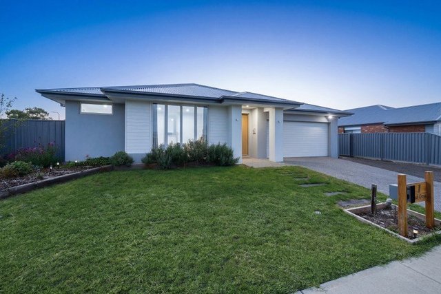 1 Oak Grove, VIC 3434
