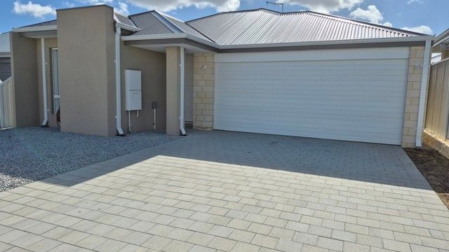 4 Carousel Loop, WA 6055