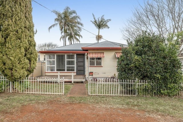 8 Robsart Street, QLD 4350
