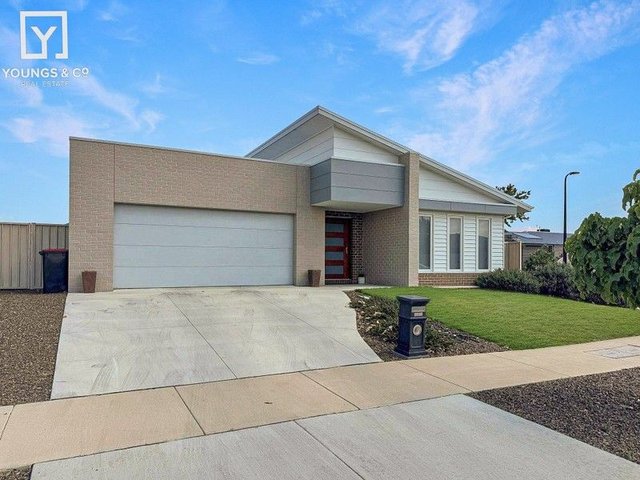 12 Tobourie St, VIC 3631