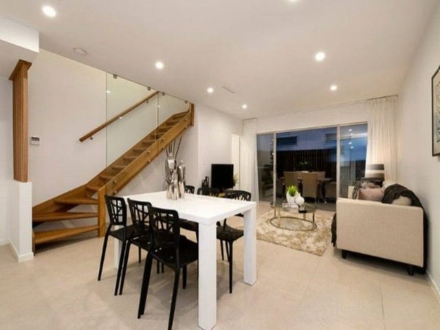 2/122 Waverley Street, QLD 4103